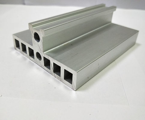 Mühlendeanodisierender silberner CNC, der verdrängte Aluminiumprofile maschinell bearbeitet
